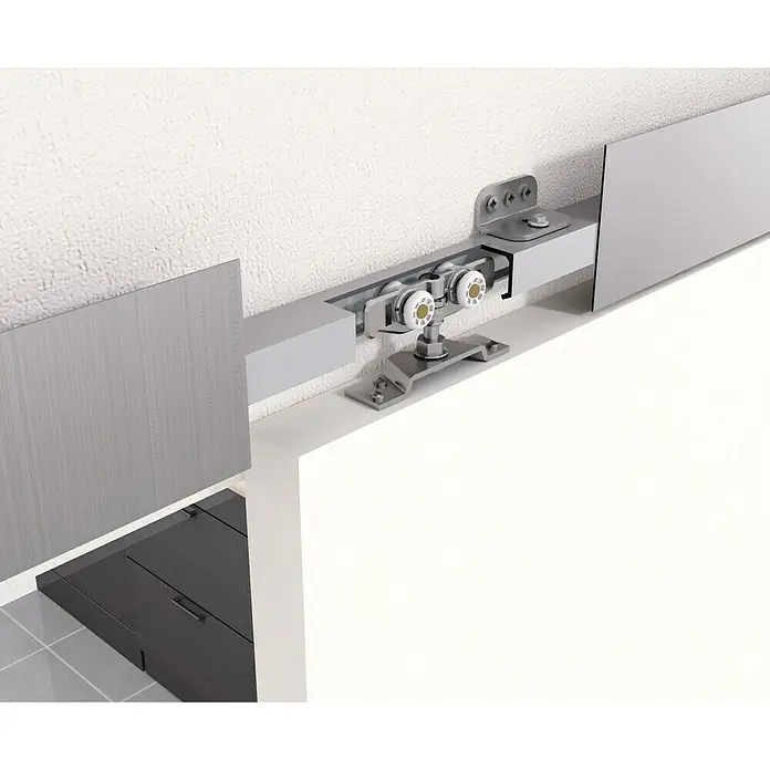 Kilsgaard Holzschiebetür-Beschlag 6 - Edelstahloptik, Art Beschlag: Geschlossen, 2.000 mm - Detailaufnahme des hochwertigen Schiebetürbeschlags mit Rollenmechanismus und silberner Abdeckung für moderne Raumgestaltung.