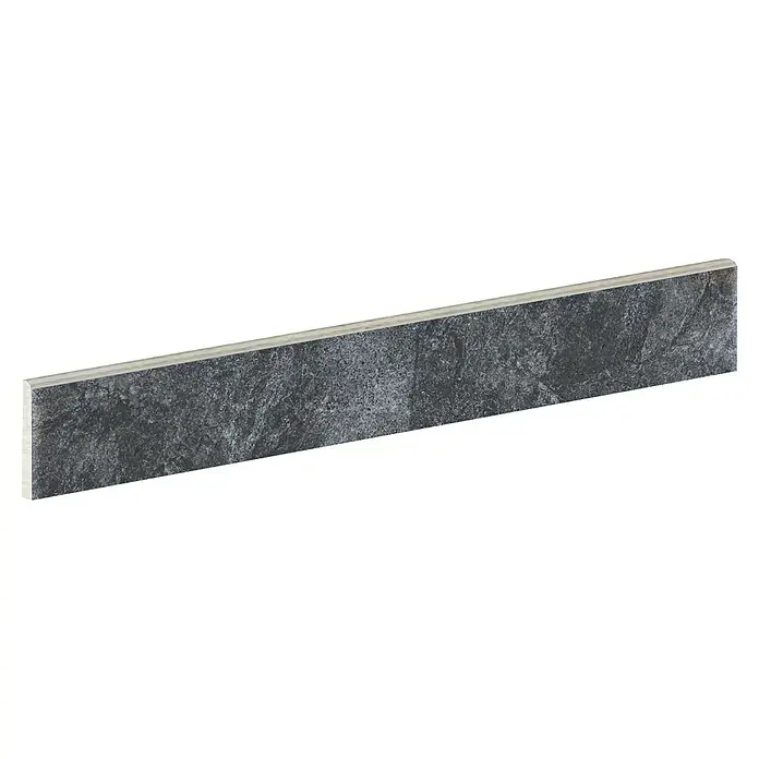 Zócalo cerámico Vulcan - 9 x 60,8 cm, Grafito, Mate - Primer plano de una pieza de baldosa base gris con una textura sutil, ideal para interiores modernos. La baldosa ofrece un acento duradero y elegante.