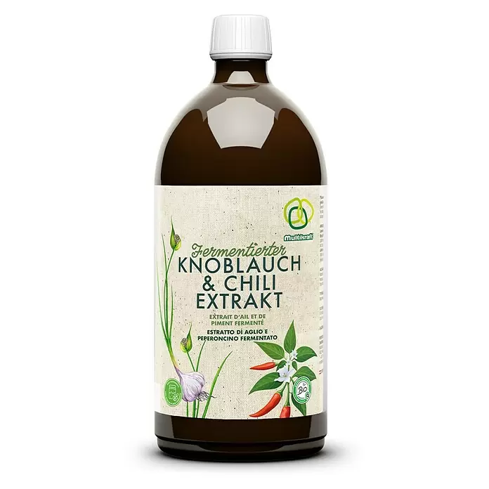 Multikraft Pflanzenstärkungsmittel Fermentierter Knoblauch-Chili- Extrakt - 1.000 ml - Dunkelbraune Flasche mit weißem Verschluss, gefüllt mit fermentiertem Knoblauch- und Chili-Extrakt.