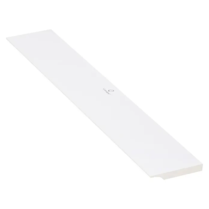 Camargue Ablaufabdeckung Manhattan - 77,5 cm, Weiß, Passend für: Camargue Duschwanne Manhattan - Ein weißes, rechteckiges Camargue-Produkt, das in einem leichten Winkel vor einem schwarzen Hintergrund präsentiert wird. Die Form ist länglich und schmal.