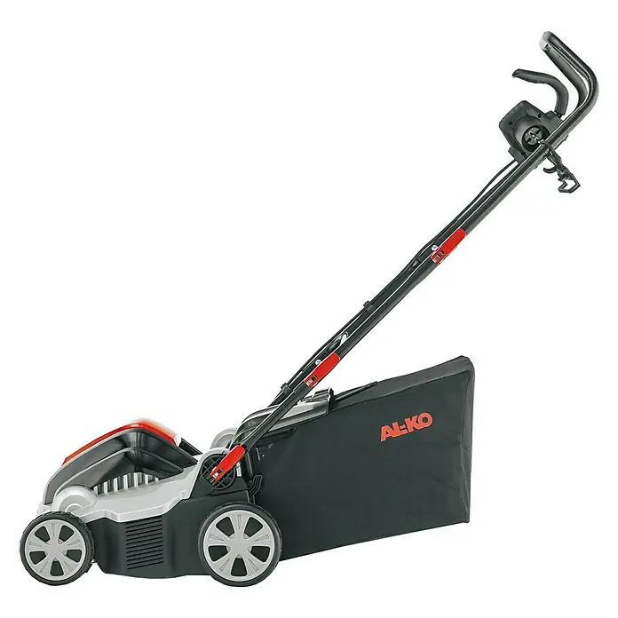 AL-KO Elektro-Vertikutierer Combi Care 36.8 E Plus Comfort - 1.400 W, Arbeitsbreite: 36 cm - Das Bild zeigt einen AL-KO Rasenmäher mit Fangkorb vor einem schwarzen Hintergrund. Das Gerät ist silberfarben und schwarz mit roten Akzenten.