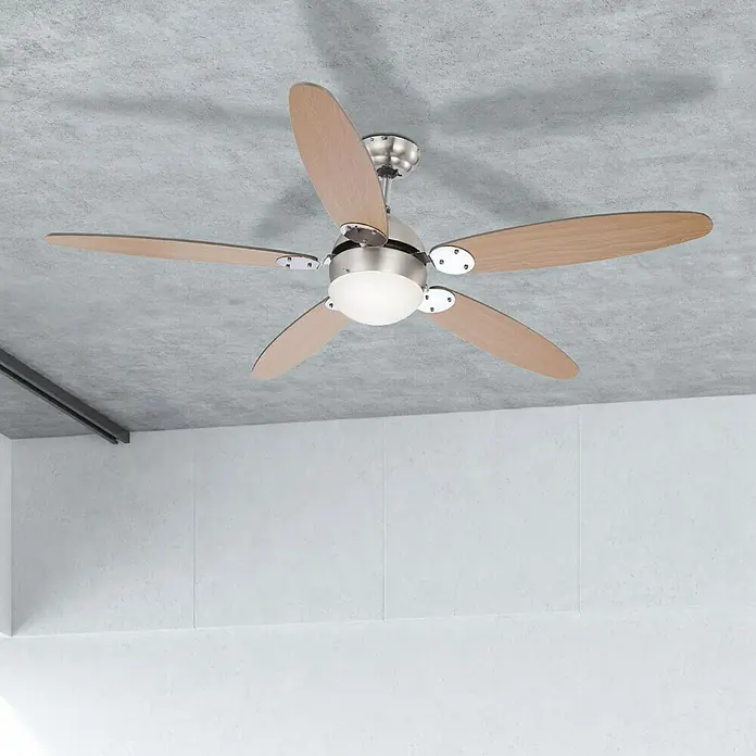 Voltomat Deckenventilator Azura - Buche, 132 cm, 60 W - Deckenventilator mit fünf Holzflügeln und integrierter Lampe unter einer Betondecke.