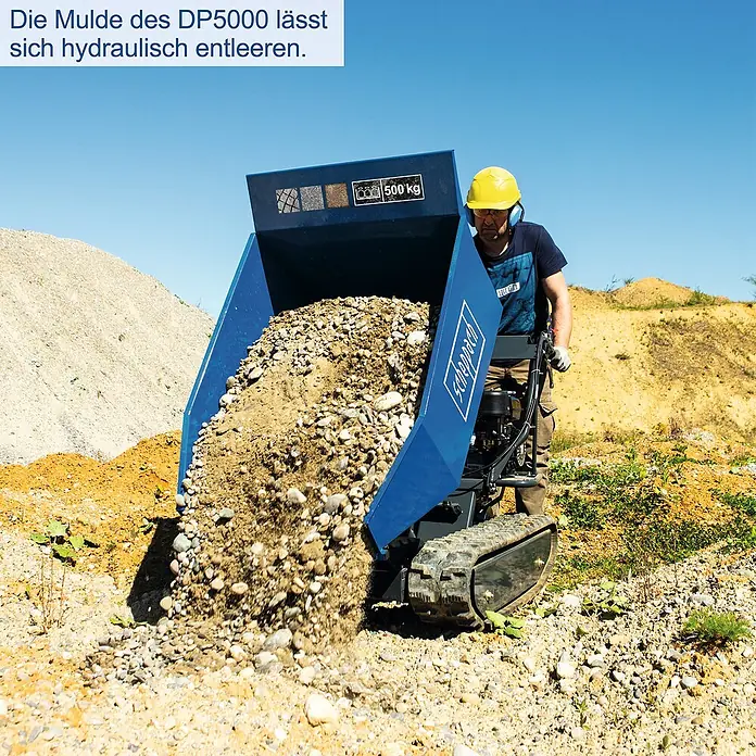 Scheppach Kettendumper DP 5000 - Motorbetrieben, Fassungsvermögen: 125 l, Traglast: 500 kg - Der Scheppach DP5000 Mini Dumper mit hydraulischer Entleerung in Aktion, während er Schutt ablädt.