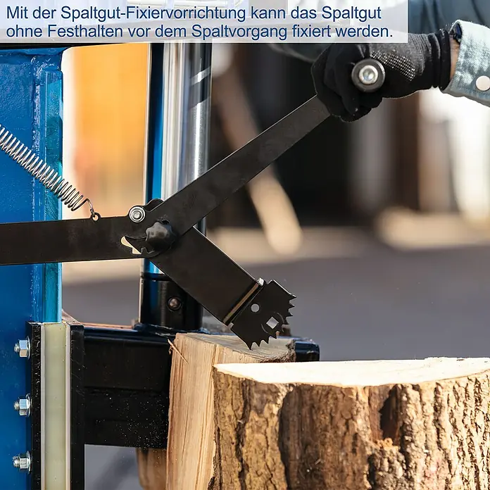 Scheppach Holzspalter HL3000GM - 30 t, Max. Spaltgutlänge: 110 cm - Die Spaltgut-Fixiervorrichtung fixiert das Holz vor dem Spalten, sodass es nicht festgehalten werden muss.