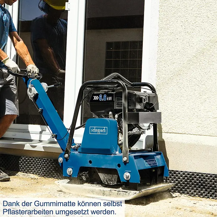 Scheppach Rüttelplatte HP 3000 S - 6,6 kW, Verdichtungsdruck: 30,5 kN - Ein blauer Scheppach Vibrationsstampfer in Aktion, der Pflasterarbeiten vereinfacht. Dank Gummimatte selbst Pflasterarbeiten umgesetzt werden.