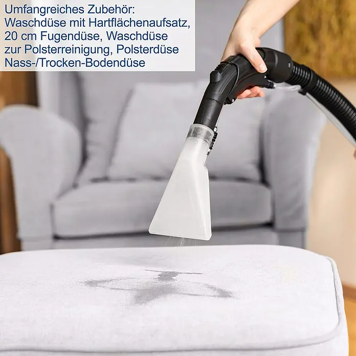 Scheppach Waschsauger SprayVac20 - 1.600 W, 20 l - Eine Hand hält einen Nass-/Trockensauger mit Polsterdüse über einen Polsterhocker, um Flecken zu entfernen.