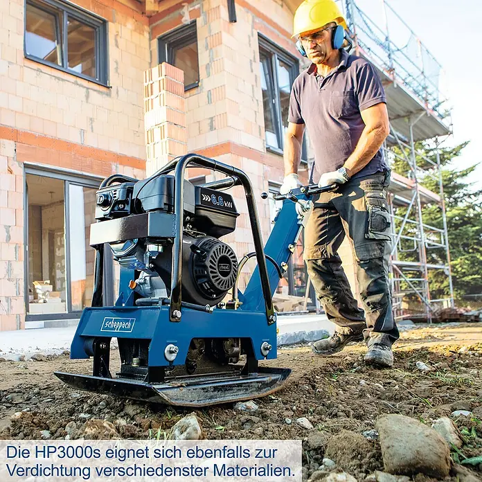 Scheppach Rüttelplatte HP 3000 S - 6,6 kW, Verdichtungsdruck: 30,5 kN - Ein Bauarbeiter bedient eine Scheppach Rüttelplatte HP3000s, um den Boden zu verdichten.