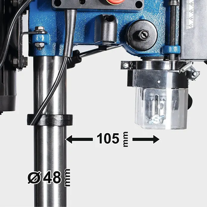 Scheppach Tischbohrmaschine DP16 SL - 550 W, 510 U/min - 2.430 U/min, Spannweite Bohrfutter: 3 mm - 13 mm - Detailaufnahme einer blauen Bohrmaschine mit Größenangaben. Der Säulendurchmesser beträgt 48 mm, die Distanz 105 mm.