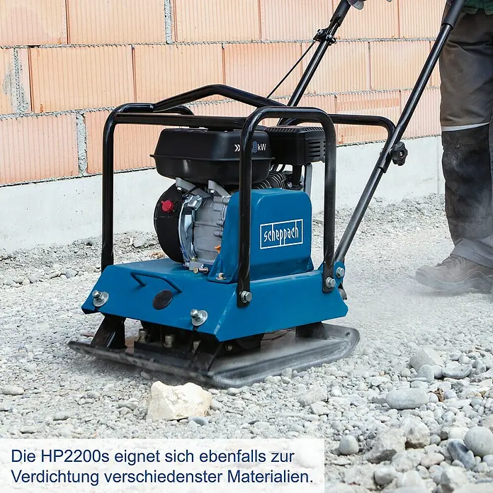Scheppach Rüttelplatte HP 2200 S - 4,8 kW, Verdichtungsdruck: 25 kN - Bild einer Scheppach Rüttelplatte HP2200s beim Einsatz. Das Gerät verdichtet verschiedene Materialien effektiv.
