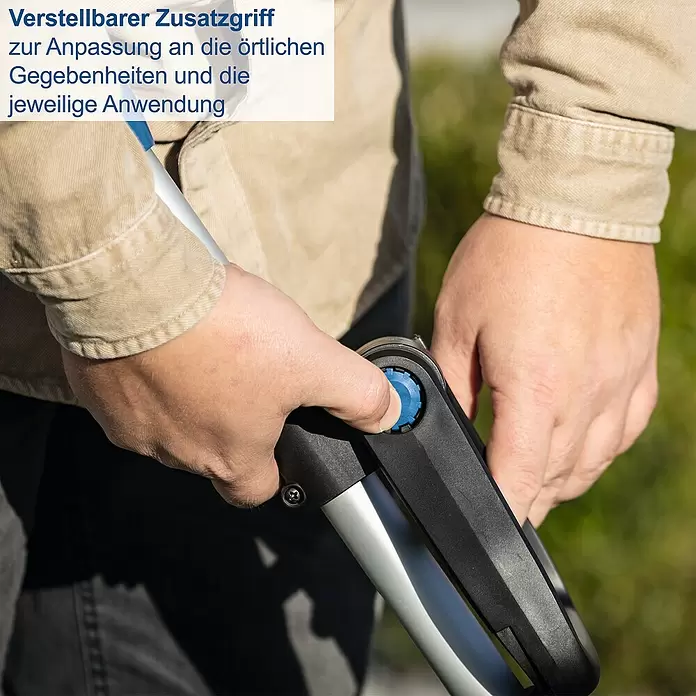 Scheppach IXES 20V Akku-Rasentrimmer C-LT300-X Set S - 20 V, 2 Ah, Li-Ionen, 1 Akku, Schnittbreite Faden: 300 mm - Hände verstellen einen schwarzen und silbernen Zusatzgriff mit blauem Knopf. Der Griff ist an verschiedene Anwendungen anpassbar.