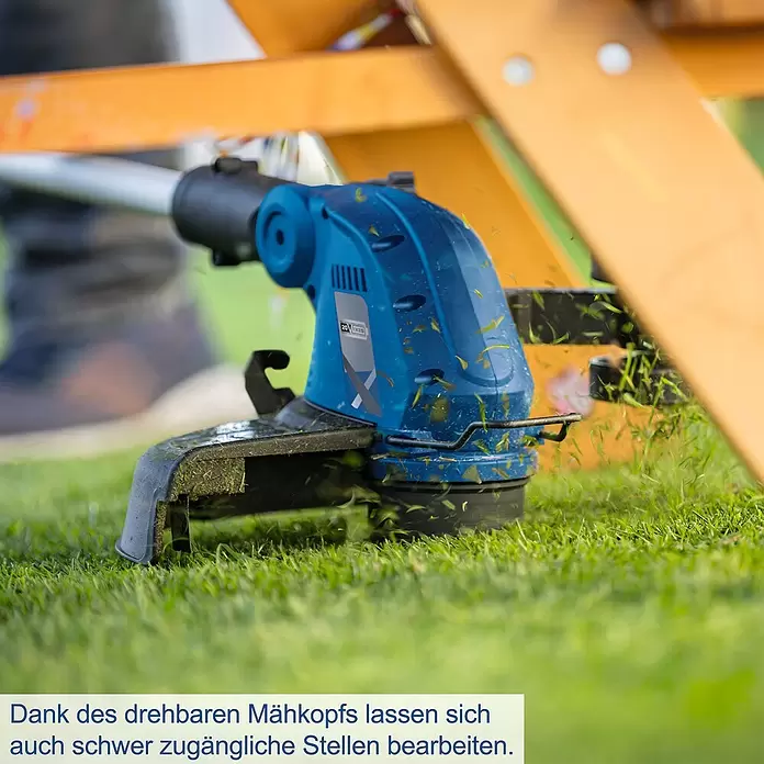 Scheppach IXES 20V Akku-Rasentrimmer C-LT300-X Set S - 20 V, 2 Ah, Li-Ionen, 1 Akku, Schnittbreite Faden: 300 mm - Blauer und schwarzer Rasentrimmer in Aktion, beim Schneiden von grünem Gras.