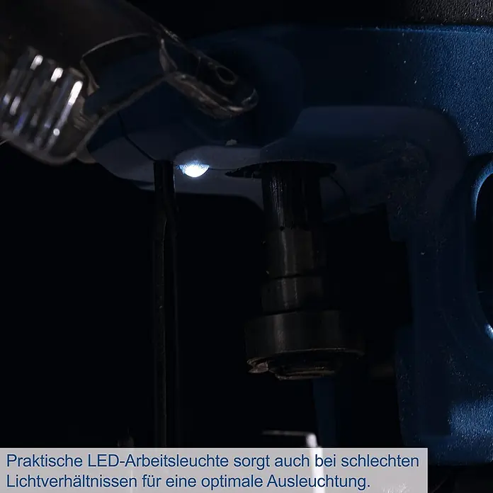 Scheppach IXES 20V Akku-Stichsäge BC-JS254-X - 20 V, Ohne Akku, Leerlaufhubzahl: 0 /min - 3.000 /min - Detailaufnahme einer LED-Arbeitsleuchte an einer blauen Werkzeugmaschine, die für optimale Ausleuchtung sorgt.