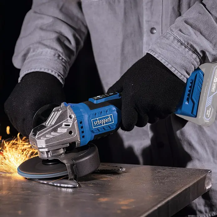 Scheppach IXES 20V Akku-Winkelschleifer BC-AG125-X - 20 V, Ohne Akku, Durchmesser Scheibe: 125 mm - Nahaufnahme eines Scheppach Winkelschleifers beim Schneiden von Metall, wobei Funken sprühen. Akkubetrieben und ideal für Heimwerkerarbeiten.