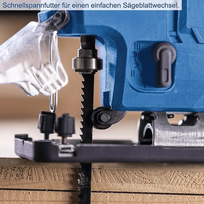 Scheppach IXES 20V Akku-Pendelhubstichsäge C-JS220-X - 20 V, Li-Ionen, Anzahl Akkus: Ohne Akku, Leerlaufhubzahl: 0 /min - 2.400 /min - Nahaufnahme einer Stichsäge beim Sägen von Holz, mit Fokus auf das Schnellspannfutter für einfachen Sägeblattwechsel.