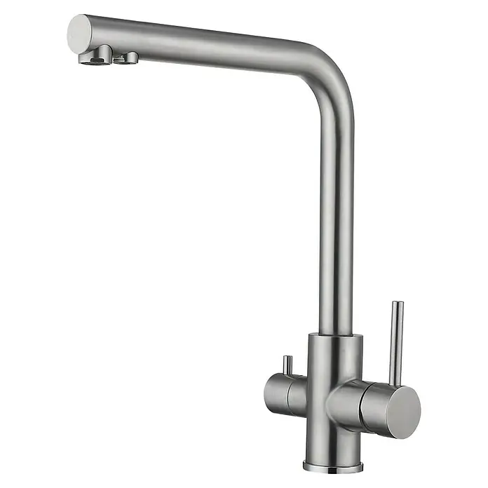 Grifo de cocina Orión Osmosis - Acero, Satinado - Primer plano de un moderno grifo de cocina plateado con dos manijas y un caño giratorio sobre un fondo negro.