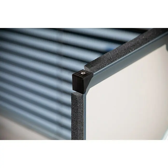 Trimetals Garten-Aufbewahrungsbox Storeguard - Anthrazit, Stahl - Detailaufnahme eines Regals mit einem schwarzen Eckverbinder. Das Regal hat graue Lamellen und eine weiße Seitenwand.