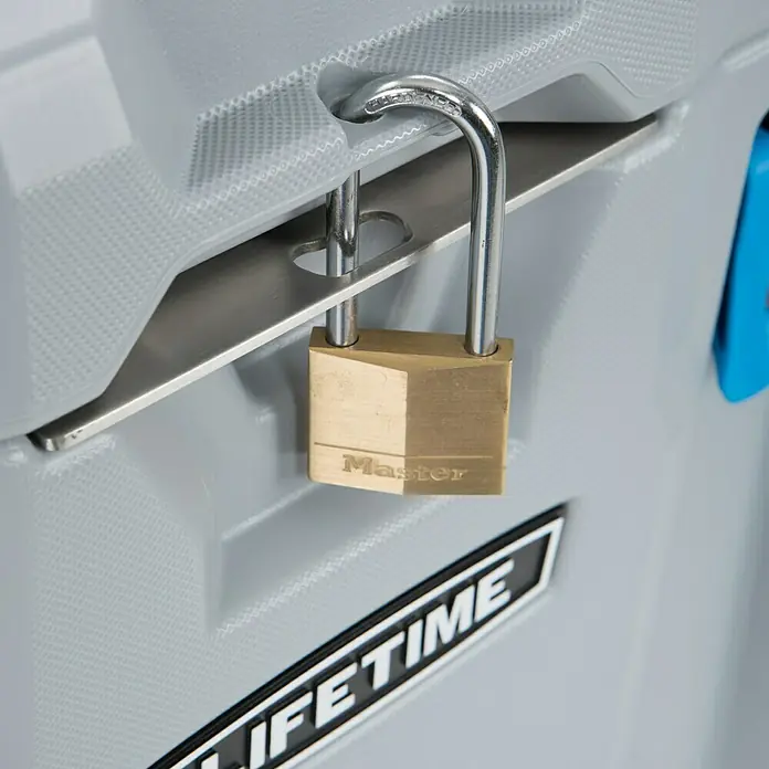 Lifetime Kühlbox - L x B x H: 44 x 69 x 44 cm, Grau, 52 l - Nahaufnahme eines Vorhängeschlosses der Marke Master an einer grauen Lifetime-Kühlbox, das Sicherheit und Schutz für den Inhalt bietet.