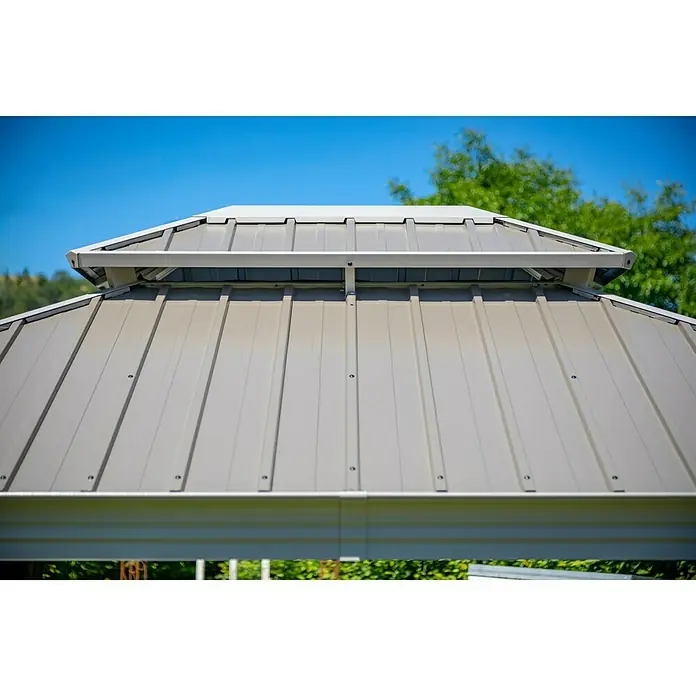 Sojag Standard-Pavillon Messina - B x T: 483 x 363 cm, Farbe Gestell: Champagner, Aluminium - Nahaufnahme des grauen Metalldachs eines Gartenpavillons mit blauem Himmel im Hintergrund.