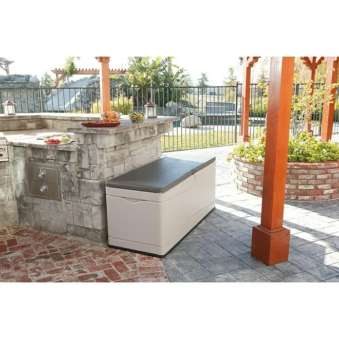 Lifetime Gartenbox XXL - L x B x H: 153 x 61 x 66 cm, Kunststoff - Das Bild zeigt eine Outdoor-Aufbewahrungsbox mit einem Deckel in einem Gartenbereich, ideal zur Lagerung von Gartengeräten.