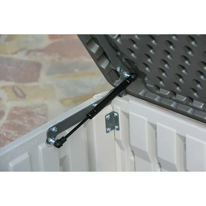 Lifetime Gartenbox XXL - L x B x H: 153 x 61 x 66 cm, Kunststoff - Detailaufnahme eines Deckelmechanismus eines Gartenspeichers, der Stabilität und einfachen Zugang gewährleistet.