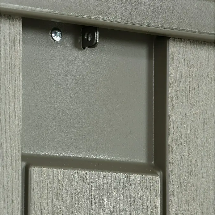Lifetime Gartenbox - L x B x H: 151 x 72 x 69 cm, Kunststoff, 570 l, Dunkelgrau - Detailaufnahme einer grauen, wetterfesten Gartenbox mit Metallbeschlägen. Ideal zur Aufbewahrung von Gartengeräten und -möbeln.