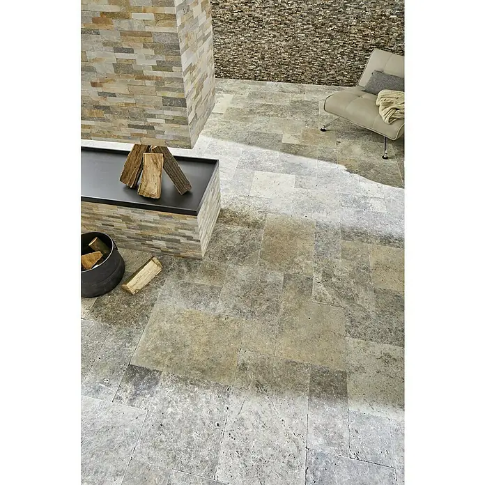 Antikmarmorfliese Travertin Silver Römischer Verband - 6 Stk., Silber, Matt - Innenraum mit einem Boden aus grauen Travertinfliesen, der eine elegante und natürliche Atmosphäre schafft.