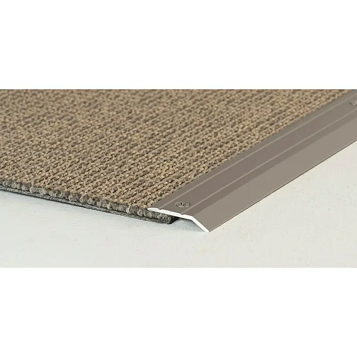 LOGOCLIC Abschlussprofil 145 - Edelstahl matt, 1 m x 30 mm, Montageart: Schrauben - Nahaufnahme einer Bodenübergangsleiste aus Metall, die einen nahtlosen Übergang zwischen Teppichboden und einem glatten Bodenbelag schafft.