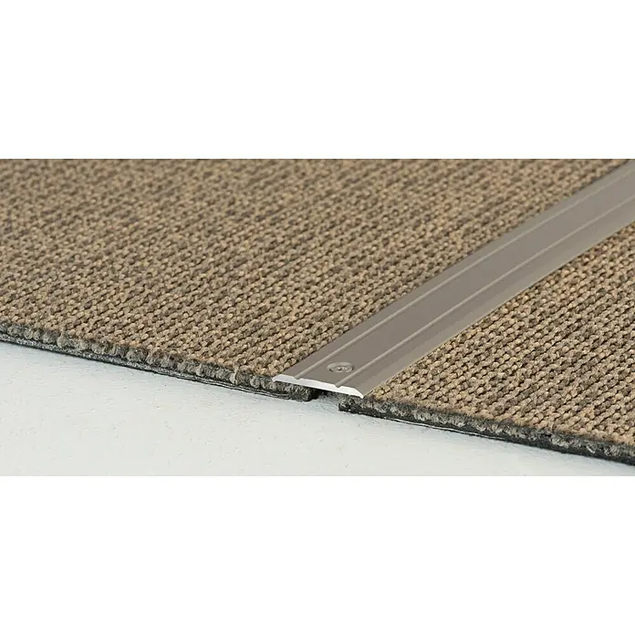 LOGOCLIC Übergangsprofil 133 - Edelstahl matt, 1 m x 25 mm x 2 mm, Montageart: Schrauben - Detailaufnahme einer Teppichverbindungsleiste aus Metall, die zwei Teppichböden nahtlos miteinander verbindet.  Ideal für Übergänge zwischen Räumen.