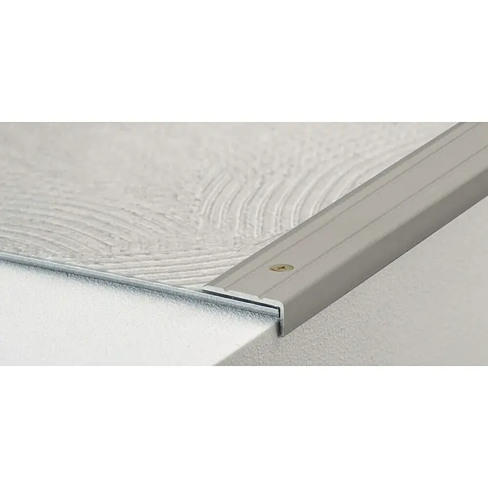 LOGOCLIC Winkelprofil 160 - Edelstahl matt, 1 m x 24,5 mm x 10 mm, Montageart: Schrauben - Nahaufnahme einer silbernen Treppenkantenprofil, die für Sicherheit und einen sauberen Abschluss von Treppen sorgt.