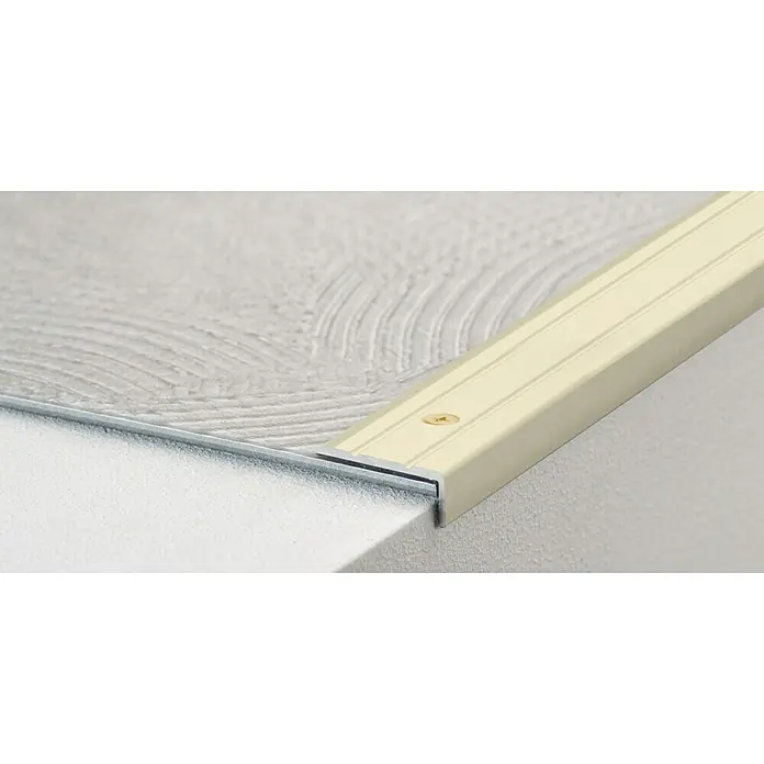 LOGOCLIC Winkelprofil 160 - Sahara, 1 m x 24,5 mm x 10 mm, Montageart: Schrauben - Das Bild zeigt eine Treppenkantenprofil in Beige, die eine saubere und sichere Kante an einer Treppe oder einem Absatz bildet. Perfekt für den Innenbereich.