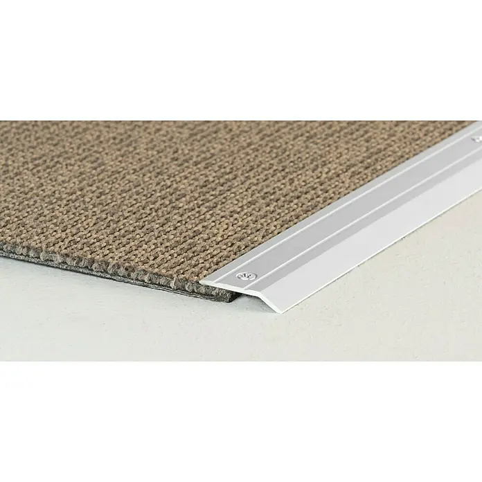 LOGOCLIC Abschlussprofil 145 - Silber, 2,7 m x 30 mm, Montageart: Schrauben - Nahaufnahme eines silbernen Übergangsstücks zwischen Teppich und Boden, das eine saubere Kante bildet und ein Ausfransen verhindert.