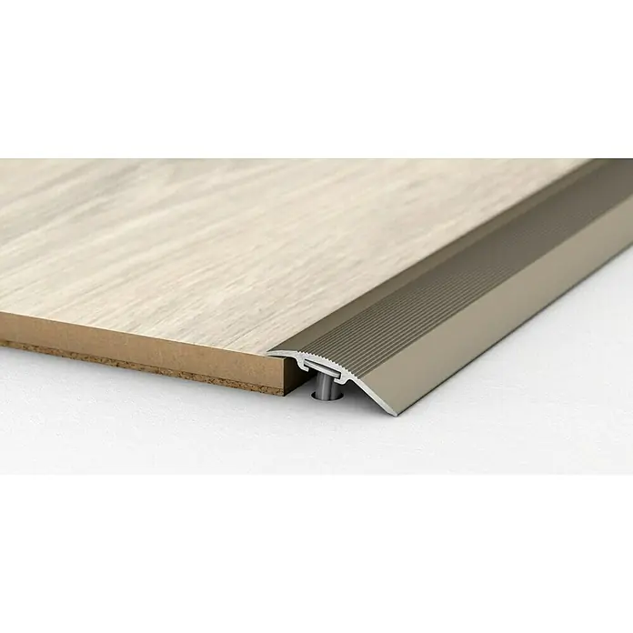 LOGOCLIC Anpassprofil 205 - Edelstahl matt, 2,7 m x 37 mm, Montageart: Schrauben - Übergangsprofil zwischen Bodenbelägen. Das Profil ist aus Metall und hat eine geriffelte Oberfläche für besseren Halt.