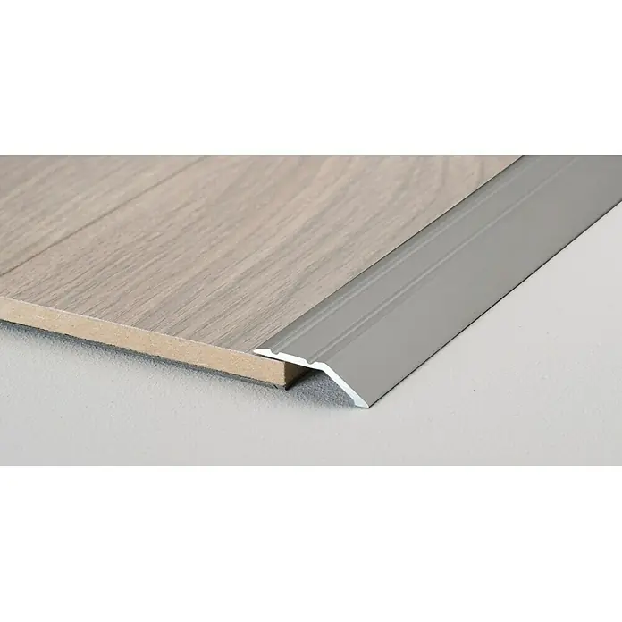 LOGOCLIC Abschlussprofil 146 - Edelstahl matt, 0,9 m x 32 mm, Montageart: Kleben - Bild einer grauen Übergangsleiste aus Metall, die an einem Holzboden angebracht ist und einen sauberen Übergang zwischen den Böden schafft.
