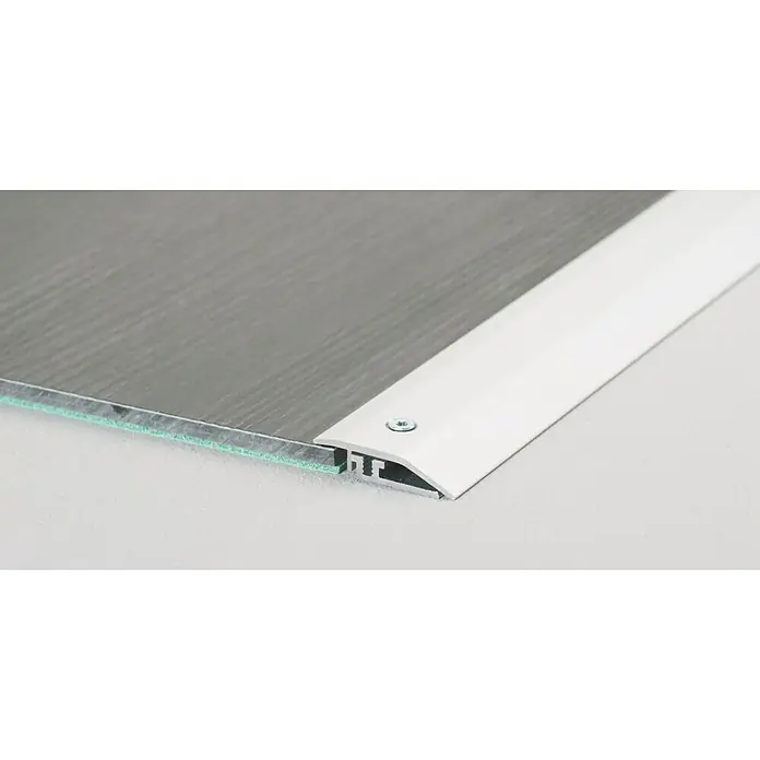 LOGOCLIC Anpassprofil 327 - Silber, 0,9 m x 34 mm, Montageart: Schrauben - Bild einer weißen Übergangsleiste für Bodenbeläge, die saubere Kanten schafft und den Übergang zwischen zwei Oberflächen elegant kaschiert.