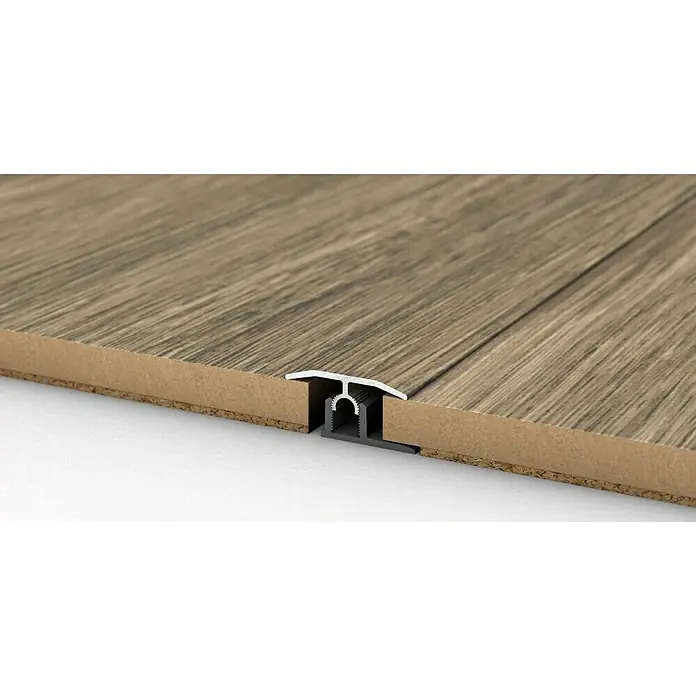 MyStyle MyArt Universalprofil 3in1 Earthen Oak - 1 m x 34 mm x 15 mm, Montageart: Stecken - Das Bild zeigt ein Übergangsprofil für Bodenbeläge, das eine saubere und professionelle Verbindung zwischen zwei Bodenflächen schafft.