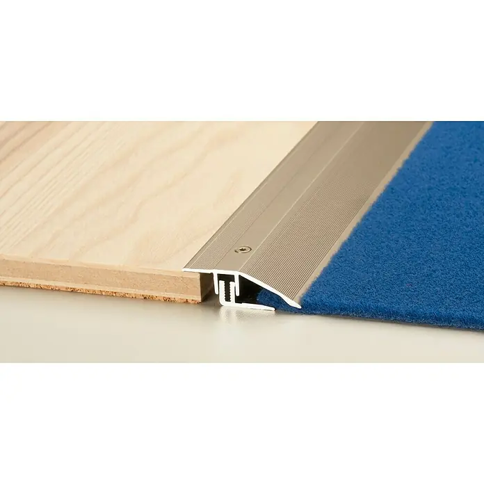 LOGOCLIC Anpassprofil 221 - Edelstahl matt, 0,9 m x 44 mm, Montageart: Schrauben - Übergangsprofil zwischen Holzboden und blauem Teppich, das eine saubere und optisch ansprechende Verbindung schafft.