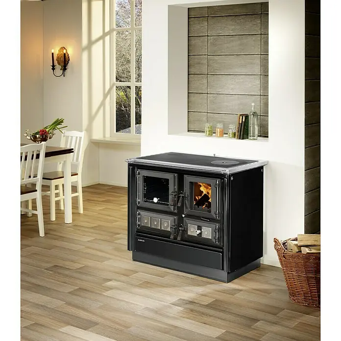 Justus Küchenherd Rustico-90 2.0 - 7 kW, Raumheizvermögen: 144 m³, Backofen links, Schwarz - Elegantes Küchenambiente mit einem schwarzen Justus-Holzherd, der Wärme und Stil in den Raum bringt. Der Herd kombiniert traditionelles Design mit moderner Funktionalität.