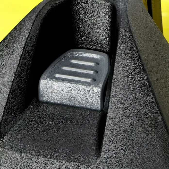 Kärcher Elektro-Nass- & Trockensauger WD 4 S V-20/5/22 - 1.000 W, 20 l - Nahaufnahme eines grauen Knopfes mit drei Schlitzen auf einer schwarzen, strukturierten Oberfläche, Teil eines Produkts.
