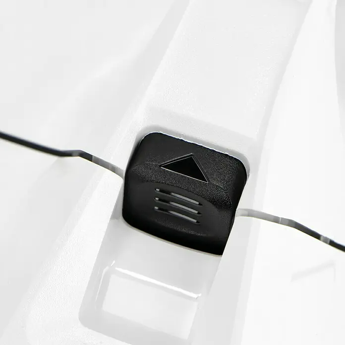 Kärcher Elektro-Staubsauger DS 6 - 650 W - Nahaufnahme eines schwarzen Schiebeverriegelungsmechanismus an einem weißen Kunststoffgegenstand, der eine Dreiecks- und Schlitzmuster aufweist.