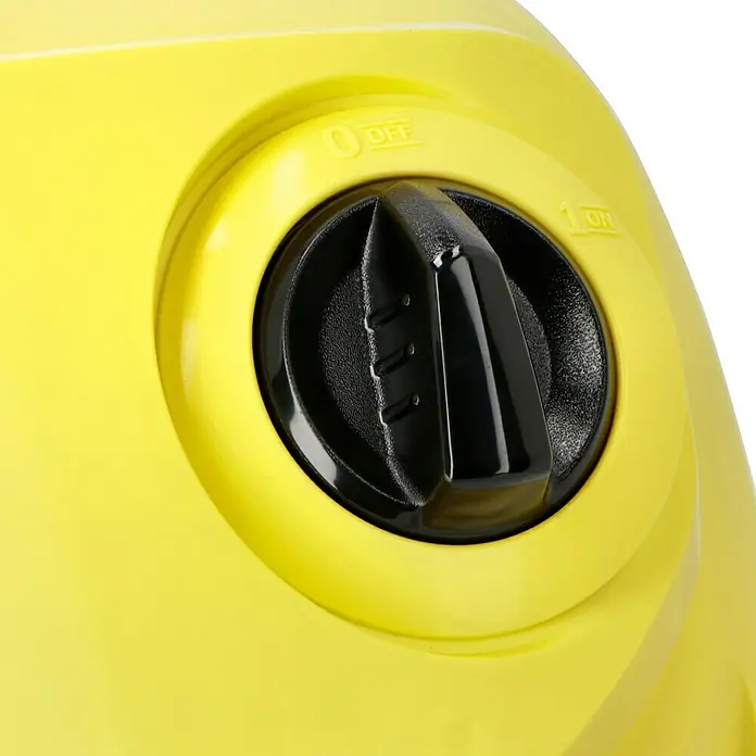 Kärcher Elektro-Nass- & Trockensauger WD 4 S V-20/5/22 - 1.000 W, 20 l - Nahaufnahme eines gelben Kärcher-Geräts mit einem schwarzen Schalter, der auf "Ein" gestellt ist. Fokus auf die Details des Bedienelements.