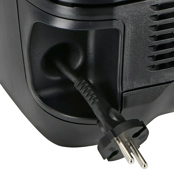 Kärcher Elektro-Staubsauger DS 6 - 650 W - Detailaufnahme eines schwarzen Stromkabels, das in ein Elektrogerät gesteckt wird. Stecker gut sichtbar.