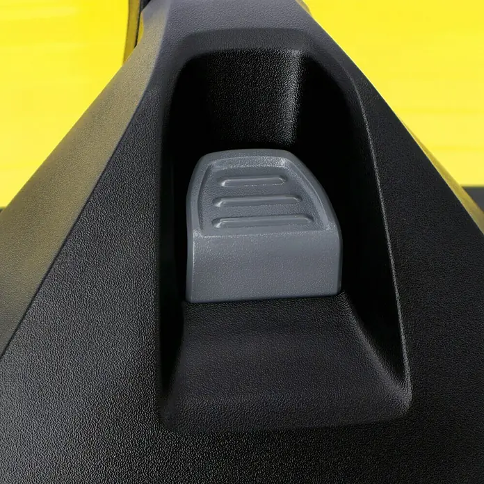 Kärcher Elektro-Nass- & Trockensauger WD 4 V-20/5/22 - 1.000 W, 20 l - Detailaufnahme eines grauen Knopfes an einem schwarzen Kärcher-Gerät vor gelbem Hintergrund.
