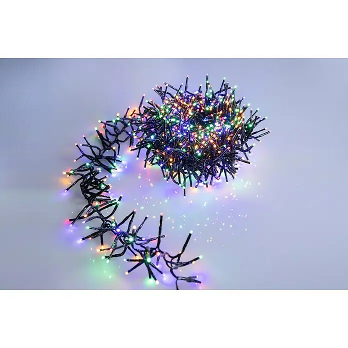 Tween Light Cadena de luces LED - Para exterior, Largo: 8,15 m, 768 ud. - Imagen de una cadena de luces de colores enrollada sobre una superficie blanca, creando una exhibición luminosa y festiva.