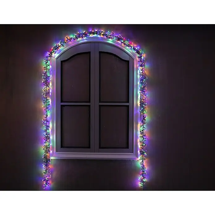 Tween Light Cadena de luces LED - Para exterior, Largo: 8,15 m, 768 ud. - Decoración festiva para ventanas: las luces de cadena enmarcan una ventana blanca con luces de colores, creando un ambiente cálido y acogedor.
