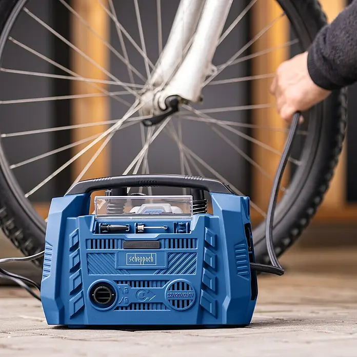 Scheppach IXES 20V Hybrid-Kompressor Air Force 6 - 20 V, Ohne Akku, Max. Druck: 10,3 bar - Eine blaue, tragbare Luftpumpe der Marke Scheppach pumpt einen Fahrradreifen auf. Ideal für unterwegs und den schnellen Einsatz.