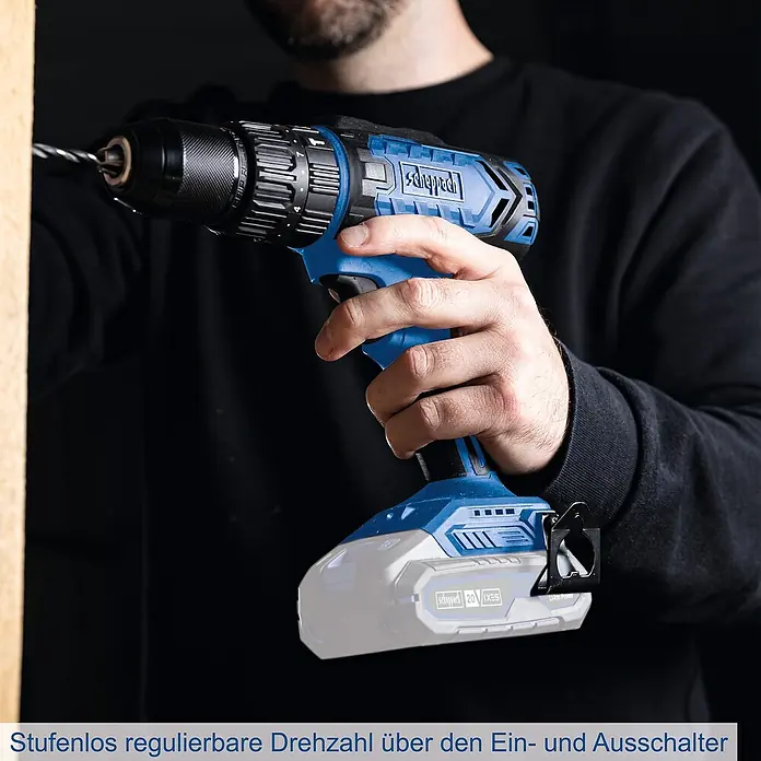 Scheppach IXES 20V Akku-Schlagbohrschrauber C-CD45-X - 20 V, Ohne Akku, 45 Nm - Nahaufnahme eines Scheppach Akku-Bohrschraubers beim Bohren in Holz, ideal für Heimwerkerprojekte.
