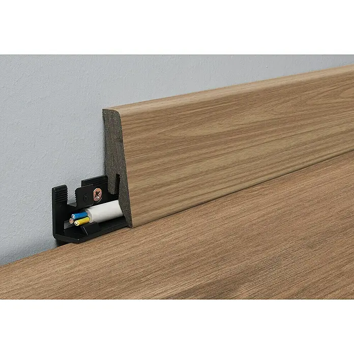 LOGOCLIC Aquaprotect Smart Silent Sockelleiste K58 C Pico Oak - 2,6 m x 18 mm x 58 mm, HDF - Sockelleiste in Holzoptik mit integriertem Kabelkanal, ideal für die verdeckte Kabelführung im Wohnbereich. Praktisch und ästhetisch.