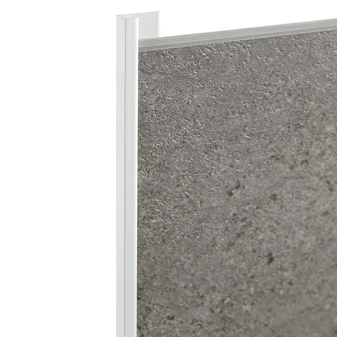 Grosfillex Wall+ Einfassprofil - 2.600 x 18 x 6 mm, Weiß - Nahaufnahme einer grauen Betonwand mit einem weißen Aluminiumrahmen, der einen modernen und industriellen Look erzeugt.