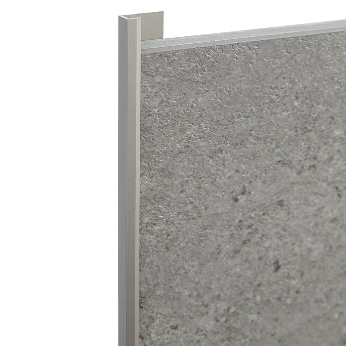 Grosfillex Wall+ Einfassprofil - 2.600 x 18 x 6 mm, Titan - Nahaufnahme einer Wandfliese mit silberner Kantenschiene. Das Design ist modern und schlicht gehalten.