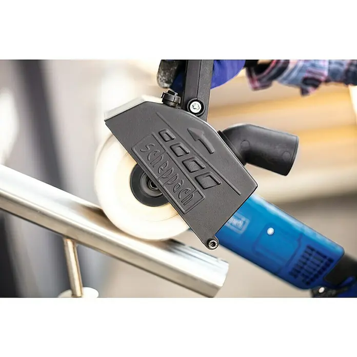 Scheppach Bürstenwalze Baumwollbürste - Durchmesser: 125 mm, Passend für: Scheppach Satiniermaschine MRS1300 - Nahaufnahme eines Scheppach-Rohrbandschleifers beim Bearbeiten eines Geländers, der blaue Griff und Schleifrolle sind sichtbar.
